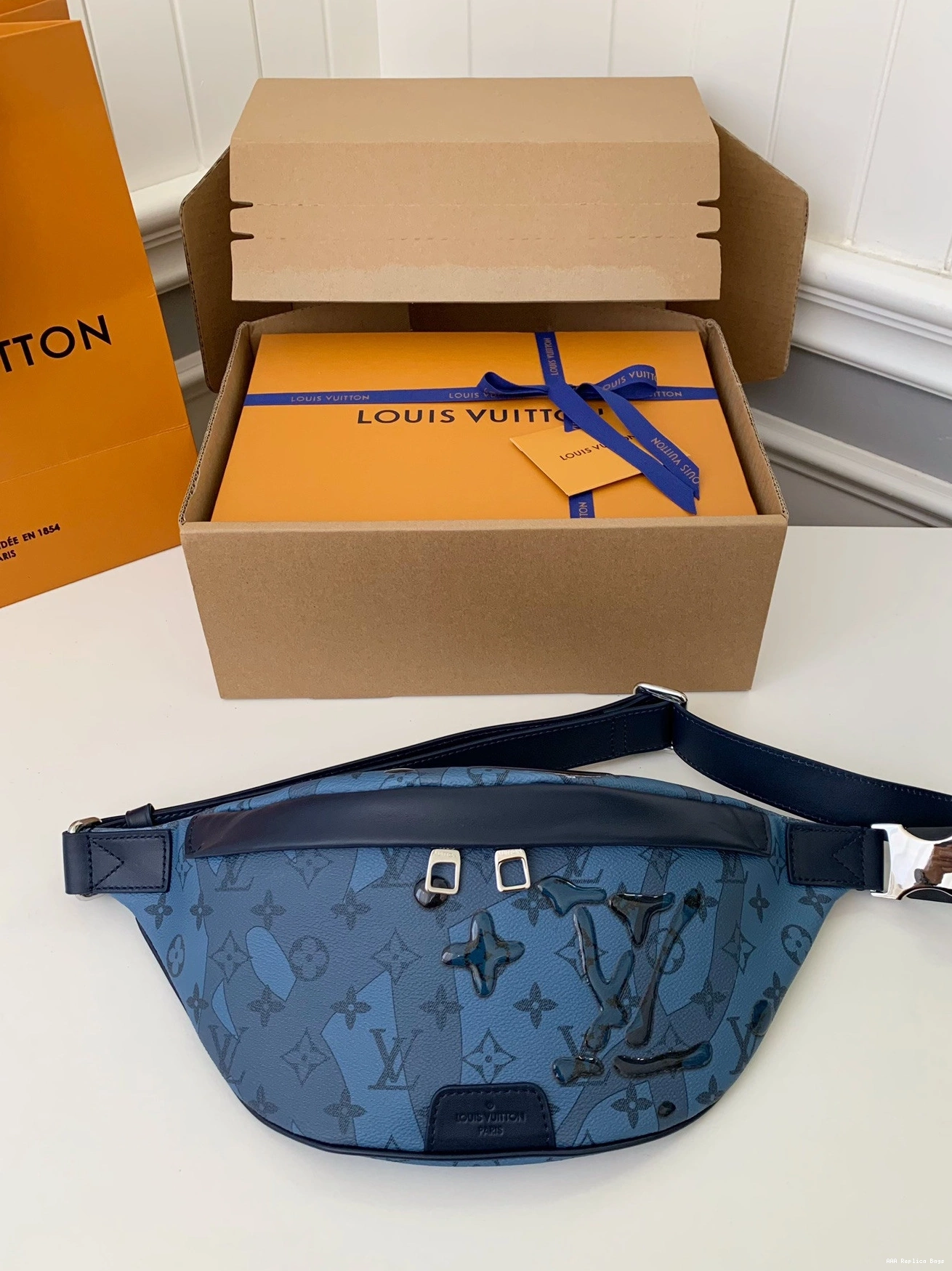 VUITTON LOUIS BUMBAG DISCOVERY 0725